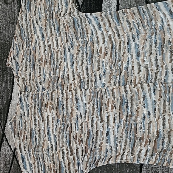 BKE BOUTIQUE SHEER STUDDED SCOOP-NECK DROPTAIL SHIRT - Picture 12 of 14